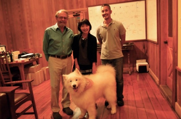 最高醸造責任者Paul DRAPERさんとワインメーカーSHUN ISHIKUBOさんとカメラ目線バッチリのPaulさんの愛犬(笑)